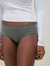 Bombacha tipo culotteless de microfibra seamless, con diseño de tiro alto y acabado invisible que no marca. Cuenta con fundillo de algodón para mayor comodidad y respirabilidad.