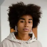 Aros colgantes con diseño orgánico inspirado en formas de coral, elaborados en metal con baño de plata y pernos de plata 925.