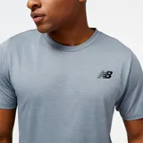 Remera gris de poliéster con tecnología NB DRY de secado rápido y logo de New Balance estampado en el pecho.