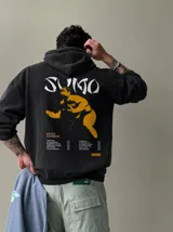 Canguro con capucha gris oscuro, con bolsillo tipo canguro y estampa frontal blanca con texto.