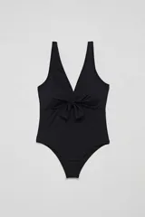 Malla entera negra con escote en V y detalle de nudo en el centro del busto.