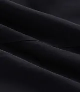 Campera bomber color beige, con cuello alto, cierre frontal con cremallera, bolsillos laterales y puños y cintura elastizados.