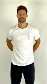 Remera de algodón color blanco marfil con cuello redondo y mangas cortas. Presenta doble estampa en el frente: el texto 'Mental Health Club' y un diseño gráfico lineal de una figura humana con alas.