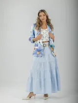 Falda larga de algodón color negro, con corte campesino y diseño escalonado.