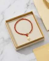 Pulsera de cadena de acero con hilo rojo entrelazado y dije colgante en forma de mano Hamsa.