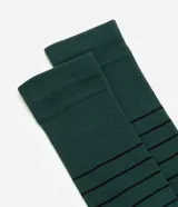 Par de medias de caña larga color verde oscuro con diseño de rayas horizontales finas en color negro. Presentan puño canelado para un ajuste cómodo.