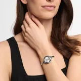 Reloj Michael Kors para mujer, modelo Izzy, con caja redonda plateada de 28mm de diámetro y pulsera tipo brazalete rígido plateada. Esfera plateada con agujas e indicadores plateados. Resistente al agua hasta 50 metros.