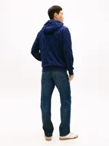 Buzo con capucha de Tommy Hilfiger, color azul marino, con patrón jacquard geométrico en relieve, bolsillo frontal tipo canguro y cordones ajustables en el cuello. Cuenta con puños y dobladillo acanalados, y detalle de la bandera bordada en el puño.