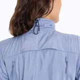 Campera técnica de mujer con cuello alto y cierre frontal completo. Presenta un diseño híbrido con panel frontal acolchado con patrón de espiga y mangas y espalda en tejido liso. Incluye bolsillos laterales y elástico ajustable en la cintura.