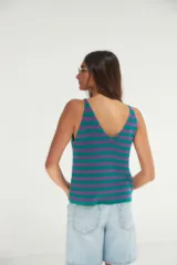 Musculosa de tejido de punto con diseño de rayas horizontales en colores verde y violeta, con escote en V y breteles anchos.