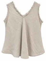 Musculosa color beige con escote en V y detalles de flecos en el cuello y las sisas, de diseño holgado y caída fluida.