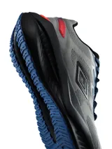 Championes deportivos Umbro Kron para hombre, color negro con entresuela blanca gruesa, detalles en turquesa y cordones bicolor.