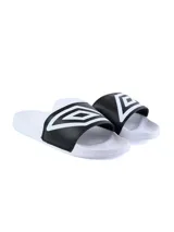Ojotas blancas con tira ancha negra y logo de Umbro estampado en blanco.
