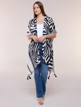Kimono Do Everything In Love de gasa con estampado animal print en blanco y negro, manga amplia japonesa y terminación de ruedo con borlas.