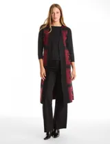 Chaleco largo tejido de la marca Tahari, con diseño tribal en color rojo sobre fondo negro. Presenta un corte recto y abierto al frente.