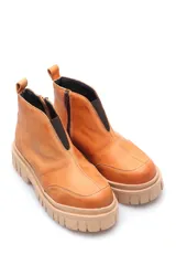 Bota de cuero color marrón con plataforma, cierre con elástico y suela track.