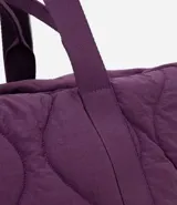 Cartera tipo shopper de gran tamaño con diseño acolchado puffer, confeccionada en poliéster. Presenta asas anchas de cinta de gorgorán para llevar al hombro y una estructura amplia en forma de trapecio invertido.