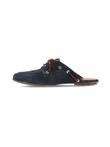 Zueco de cuero gamuza color azul marino, con diseño inspirado en los zapatos náuticos. Presenta cordones de cuero marrón, ojales metálicos dorados y costuras visibles en la puntera.