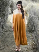 Vestido túnica largo color ocre, con cuello en V, mangas 3/4 y lazo ajustable en la cintura.