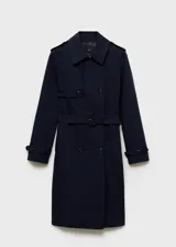 Trench coat de corte recto y diseño cruzado en color azul oscuro. Presenta cuello de solapa, cierre frontal de botones efecto carey, cinturón ajustable en la cintura, trabillas en los puños y dos bolsillos laterales. Cuenta con abertura posterior en el bajo y acabado repelente al agua.