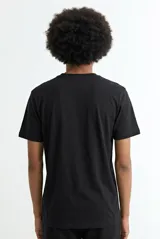Remera de cuello redondo y manga corta, confeccionada en algodón de alta calidad con un diseño básico y versátil.