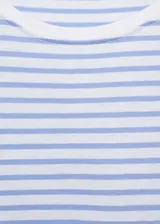 Remera de algodón a rayas horizontales celestes y blancas, de corte recto, cuello redondo y mangas cortas con dobladillo.