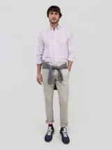 Camisa de hombre con diseño de rayas estilo Oxford, corte Regular Fit, cuello buttondown y cierre frontal con botones. Cuenta con mangas largas y logo bordado en el pecho.