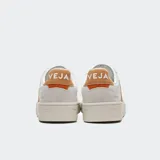 Championes Veja V-90 color blanco con detalles en cuero color caramelo.