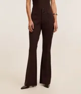 Pantalón acampanado de viscosa color marrón chocolate, con cintura alta, cierre frontal con botones y bolsillos traseros.