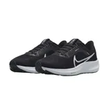Championes de running Nike modelo Pegasus 40, color negro con detalles en blanco. Presentan una parte superior de malla transpirable, entresuela con tecnología Zoom Air para amortiguación y suela de goma con tracción.