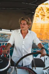 Camisa de lino de manga larga, con cuello clásico y cierre frontal de botones de coco natural. Presenta un diseño ligero y fresco, ideal para climas cálidos.