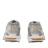 Championes Asics Gel-Kayano 14, de color gris con detalles metalizados plateados y franjas laterales negras con bordes naranjas.