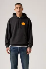 Hoodie negro de corte relajado con capucha y bolsillo canguro frontal. Presenta un parche o estampado circular en color naranja y amarillo en el pecho.