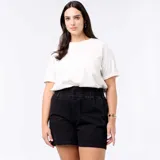 Short de jean negro con cintura elástica fruncida, cierre frontal con botón y bolsillos.