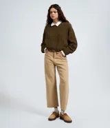 Pantalón recto de corte cropped, confeccionado en sarga de algodón. Presenta cintura con trabillas, cierre frontal con botón y cremallera, y bolsillos funcionales en el frente y en la parte posterior.