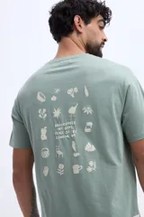 Remera verde militar de algodón, con corte regular y gran estampado gráfico en la espalda con iconos y texto alusivo.