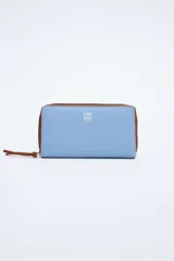 Billetera grande de cuero color celeste con cierre marrón y logo estampado.