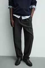 Pantalón de vestir regular fit color negro, con pliegues frontales y cierre con cremallera y botón.