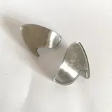 Par de aros plateados con forma abstracta y terminación brillante.