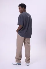 Camiseta de manga corta, color gris oscuro con efecto lavado, corte oversize y cuello redondo. Presenta un pequeño estampado en el pecho con el texto "CREW MEMBER" en blanco.