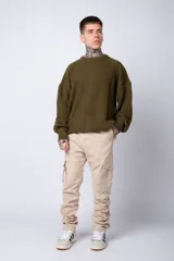 Pantalón cargo color beige, con bolsillos laterales tipo cargo con solapa y cierre de botón, corte recto y ajuste cómodo.