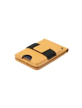 Billetera color naranja de cuero genuino con soporte MagSafe para iPhone. Tiene capacidad para hasta 7 tarjetas y función de soporte dual para múltiples ángulos de visión.