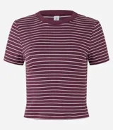 Blusa cropped de rib con cuello redondo y mangas cortas, a rayas horizontales azul marino y blancas.