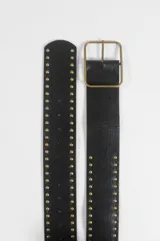 Cinturón ancho de cuero sintético color negro, con doble hilera de tachas metálicas doradas y hebilla rectangular de metal envejecido.