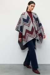 Poncho de jacquard con diseño geométrico en bordeaux, azul marino y gris.