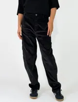 Pantalon de pana color marron oscuro, de corte recto y tiro medio, con costuras reforzadas en las rodillas y cierre frontal con boton.