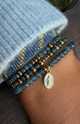 Pulsera tejida a mano con cuentas Miyuki en tonos de azul, dorado y plateado.