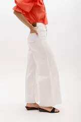 Pantalón wide leg color crudo, con textura de pequeños tajitos.