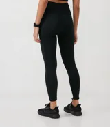 Legging deportiva de tiro alto con diseño ajustado al cuerpo y largo hasta el tobillo. Confeccionada en tejido elástico con propiedades térmicas, ideal para actividades físicas.