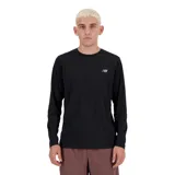 Remera negra de manga larga con logo de New Balance en el pecho. Confeccionada en tejido de poliéster reciclado con tecnología NB DRY de secado rápido.